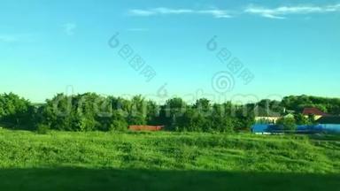 风景，从火车的窗口，绿色的风景，田野，山丘和村庄