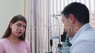 眼科治疗-年轻妇女在<strong>柜子</strong>里与验光医生会诊