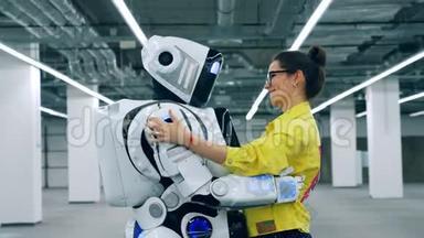 一个<strong>机器人</strong>和一个女人跳舞，而她和它<strong>说话</strong>。