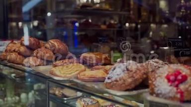 新鲜烘焙的牛角面包和各种美食烘焙在巴黎面包店出售。 快关门。 传统法国菜