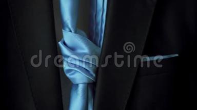 男式夹克搭配<strong>蓝色</strong>领带，商务概念和公务活动.. 行动。 贴身时髦的<strong>蓝色</strong>男士套装，配一件