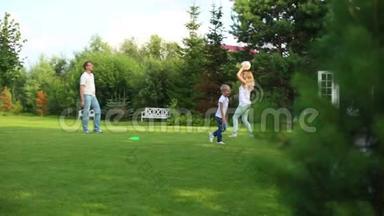 一家人在草坪上打球