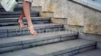 女孩踩着<strong>高跟鞋</strong>跑在街上的户外