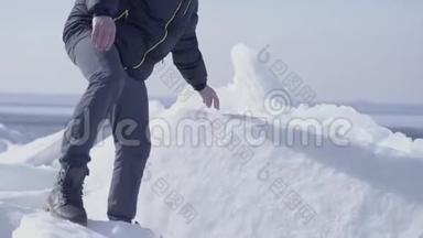 <strong>年轻</strong>的胡子帅哥穿着温暖的夹克，帽子和靴子爬上冰川。 神奇的自然雪冰川。 这<strong>就是</strong>