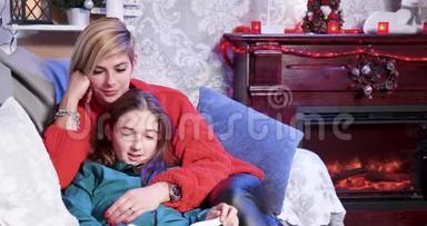 圣诞节那天，一个小女孩在给母亲<strong>读故事</strong>