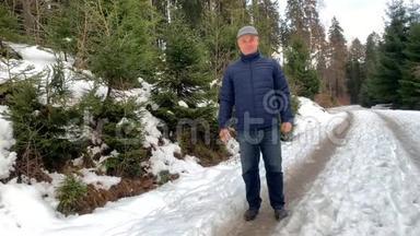 穿着夹克衫的中年妇女和男子在冬天穿过一片白雪覆盖的森林，手牵手，享受大自然，这是一种孢子的概念