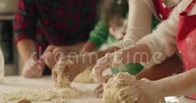一家人一起做饼干过圣诞节