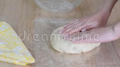 将面团包在<strong>保鲜</strong>膜中制作牛角面包