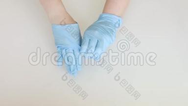 妇女展示正确的技术去除使用的防护医疗手套