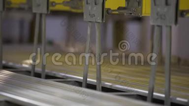 关闭现代<strong>铝</strong>挤压<strong>生产</strong>线<strong>工厂</strong>仓库。 塑料窗的制造。
