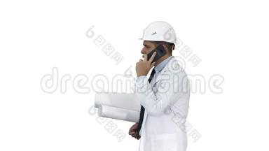 商务人员计算机科学工程师在白色背景下<strong>走路</strong>时用手机说话。