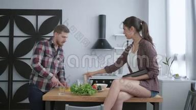 蔬菜营养食谱，胡须男用新鲜蔬菜和蔬菜准备美味的健康沙拉，女人坐着
