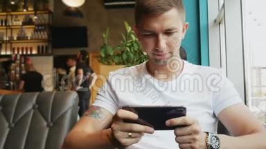 在咖啡馆里玩电子<strong>游戏的</strong>人用手机、小玩意或<strong>游戏</strong>成瘾