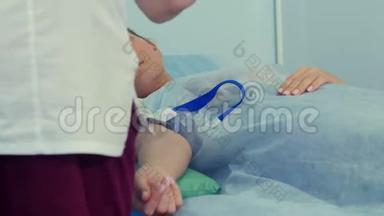 熟练护士在女病人手臂上静脉注射点药