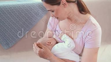 妈妈在家喂宝宝.. 哺乳期母亲，小孩