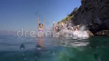 一群快乐的朋友在阳光明媚的夏日潜入海洋。