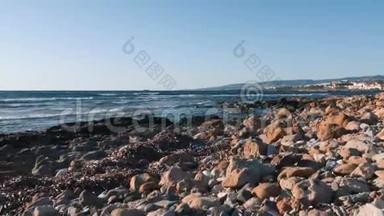 地中海岩石海滩上的合成垃圾和塑料垃圾。 环境污染问题概念.. 环境政策