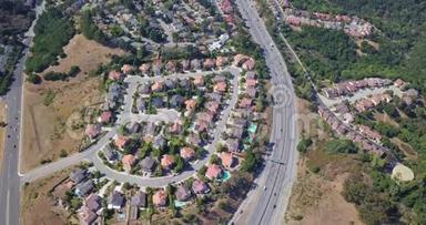 美国加州SF湾地区圣马托县郊区房屋和高速公路的空中射击