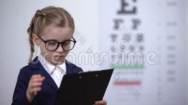 可爱的女孩假装是眼科医生，未来职业视光师