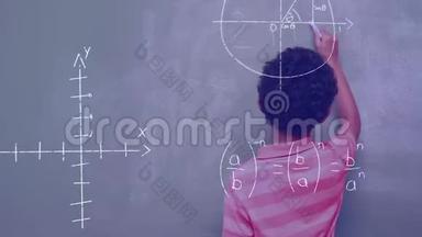 数学方程式和男孩写在黑板上