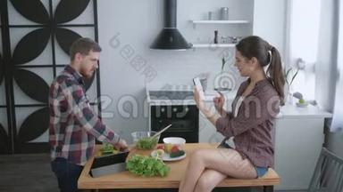 健康的生活方式，有趣的笑声男人和女人在智能手机上自拍照片，在做饭的时候闲逛