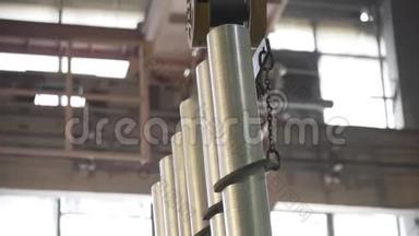 在现代工厂熔化后形成铝柱。 生产常用的金属铝型材