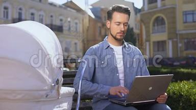 一个人在手提电脑上工作，在马车上微笑，多任务，自由职业
