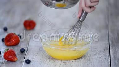 做一个奶油奶油做馅饼。 将热牛奶倒入碗中，加入鸡蛋混合物。