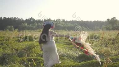 有趣的超重妇女脱下传统披肩，落在夏季田野的高草上。 美丽的风景