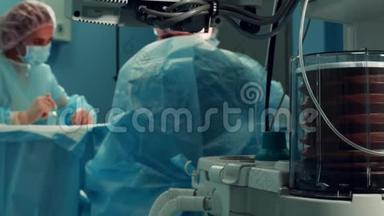 关闭手术室内麻醉机呼吸机和患者监护仪的<strong>俯视</strong>图.. 特写<strong>镜头</strong>，模糊