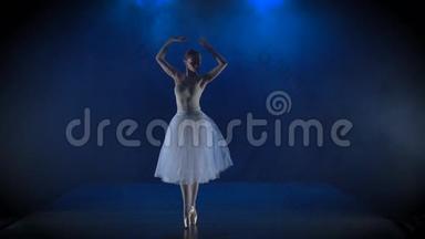 穿着白色芭蕾舞裙表演古典芭蕾的迷人芭蕾舞演员。 慢动作。