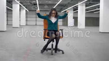 女职工玩得开心，骑着办公椅。