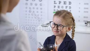 眼科医生把蓝莓送给可爱的小女孩，用于眼睛的天然维生素
