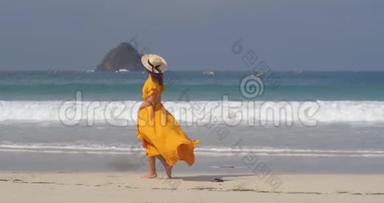 穿着黄色连衣裙、戴着草帽的年轻女士在海风中漫步，挥舞着她的连衣裙，露出<strong>修长</strong>的黝黑的腿