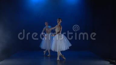 两个穿白色<strong>芭蕾舞</strong>裙的<strong>芭蕾舞</strong>演员表演古典芭蕾。 慢<strong>动作</strong>。