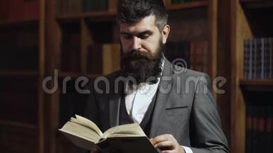 知识精英概念。 老式的人在图书馆的书架上看书。 贵族在忙着书