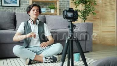 创意男孩vlogger录制视频，在线vlog在家讲地板