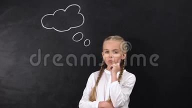 女孩子在想未来的大学教育，在黑板上写着想法