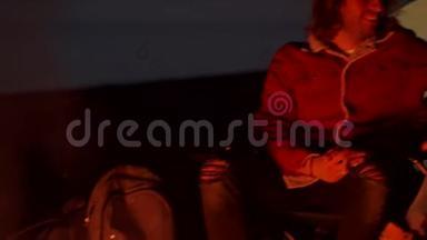一对年轻夫妇坐在火炉旁。 在海边用帐篷<strong>露营</strong>。 三个<strong>视频</strong>的序列。