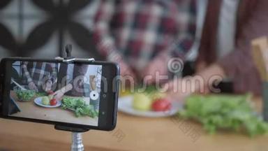 在线博客，手机为用户制作视频博客夫妇如何用新鲜的食物准备健康的饭菜