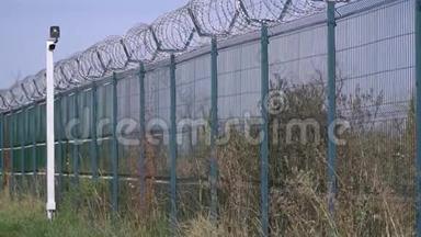 <strong>监狱</strong>围栏上面有铁丝网和种植植物