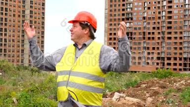 建筑工地上的男建筑工头、工人或建筑师在举起手臂时自豪地<strong>展示成果</strong>
