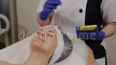 专业美容师用仪器测量皮肤状况。