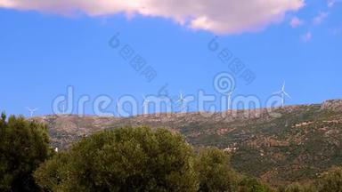 风力发电站-风力涡轮机对抗蓝天。 生态风力发电机。 希腊。 夏季