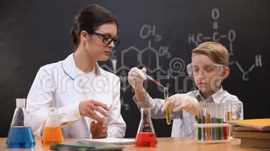 小学生把红色物质滴在试管里，化学老师帮忙，上课