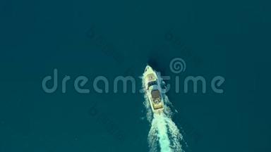 中型游艇<strong>咆哮</strong>着穿过<strong>地</strong>中海-从高空拍摄到游艇。