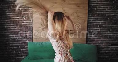 在一间城市工作室的公寓里，一位漂亮的女士在镜头前跳着金色长发，跳着迷人的舞蹈