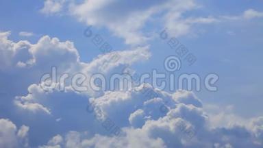 暴风雨来临前，一<strong>朵朵</strong>蓬松的白云在蔚蓝的天空上飞舞