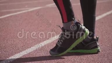 主题体育与健康.. 近体脚鞋运动鞋穆迪高加索男子跑步运动员热身运动伸展运动