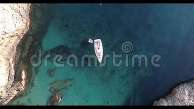精彩的拍摄，空中<strong>视频</strong>美丽的<strong>帆船</strong>停泊在一个孤立的海湾，在马略卡岛